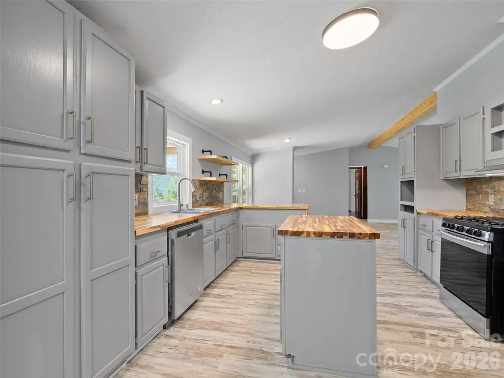 26 Lancelot Loop Canton, NC 28716