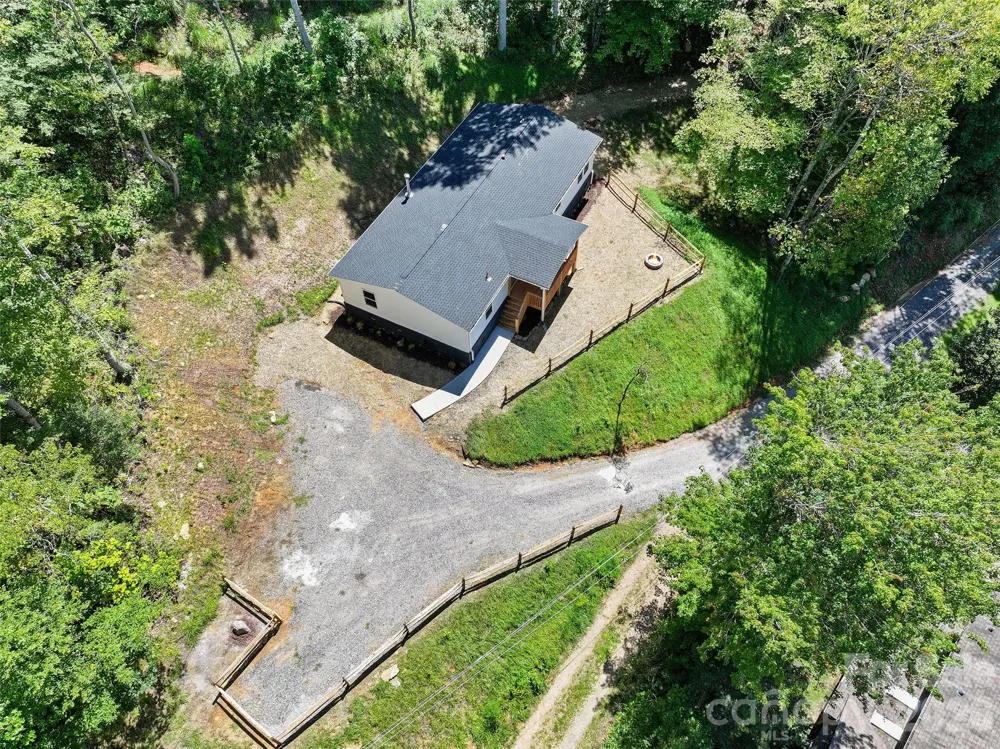26 Lancelot Loop Canton, NC 28716