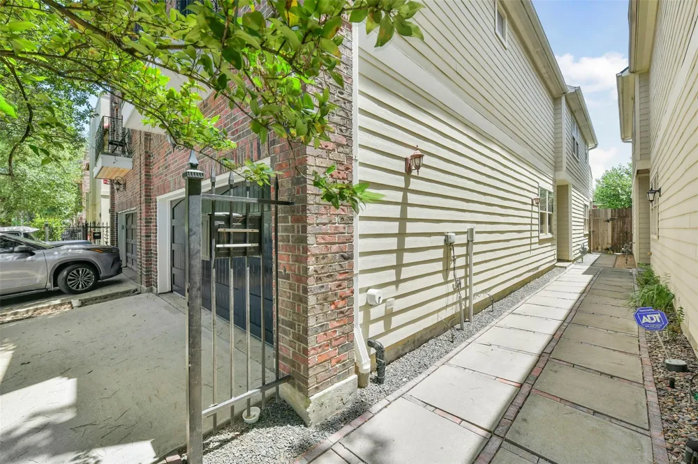 652 E 6th 1/2 Street Houston, TX 77007