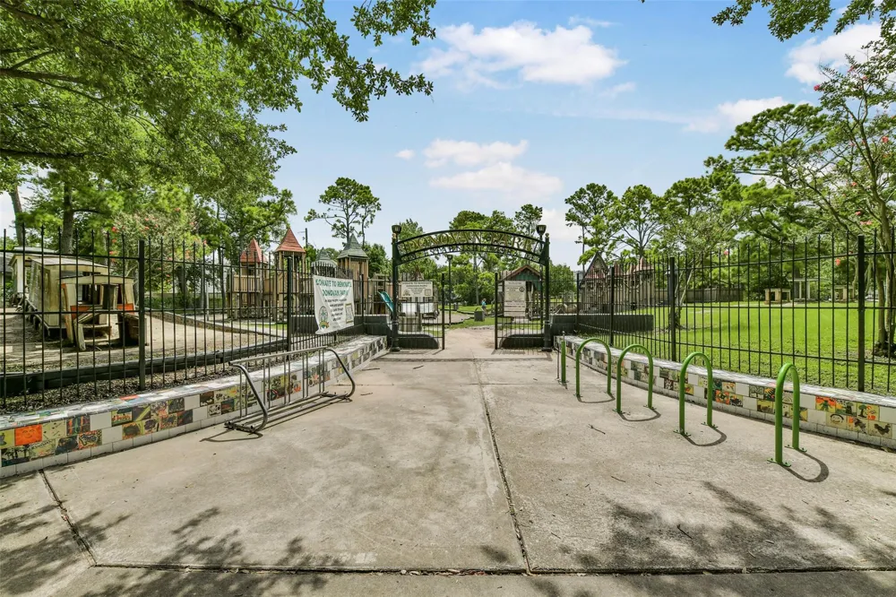 652 E 6th 1/2 Street Houston, TX 77007