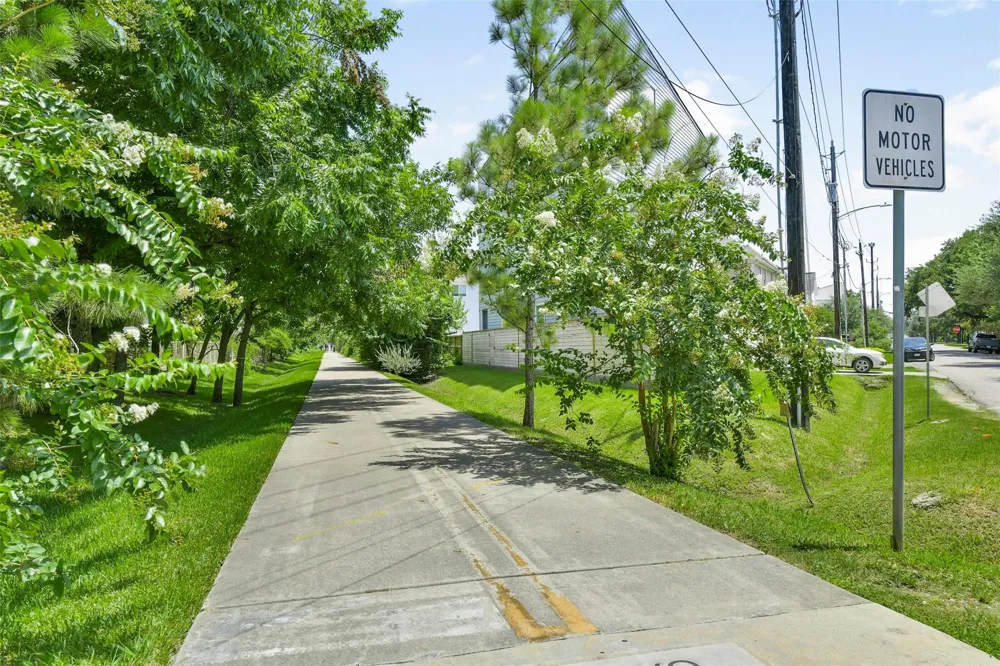 652 E 6th 1/2 Street Houston, TX 77007