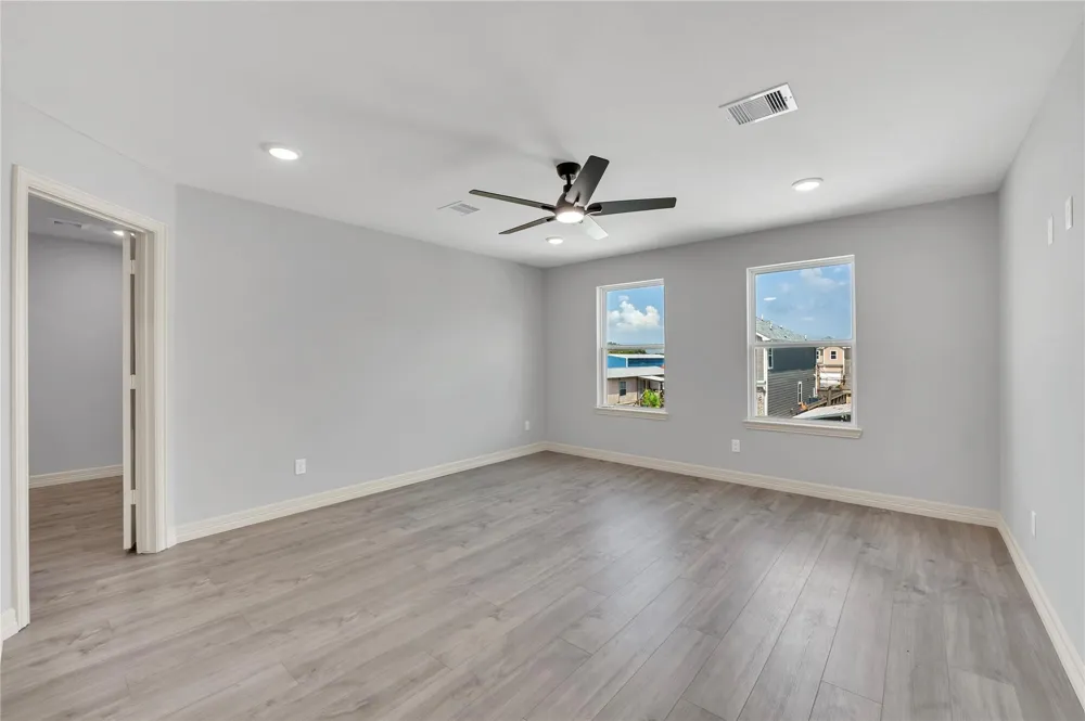 127 Egret Canal Baytown, TX 77523