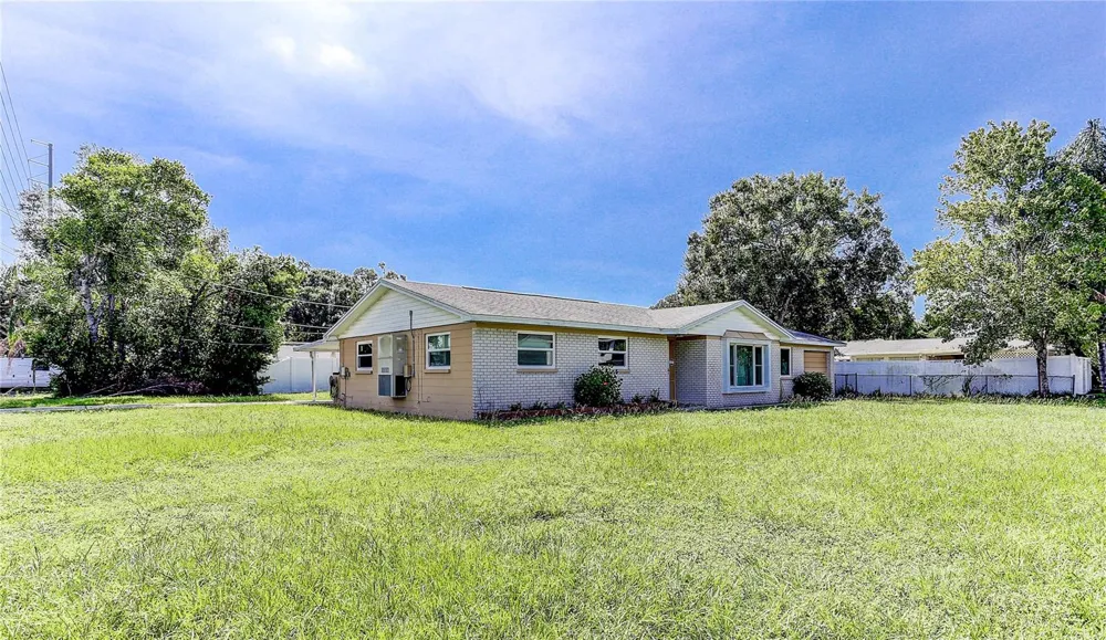 7703 LAKESIDE BOULEVARD Tampa, FL 33614