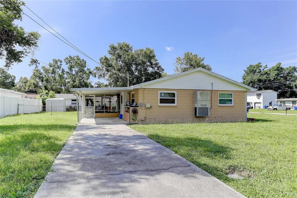 7703 LAKESIDE BOULEVARD Tampa, FL 33614