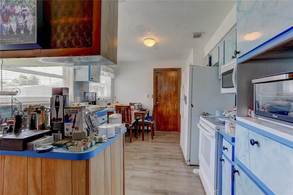 7703 LAKESIDE BOULEVARD Tampa, FL 33614
