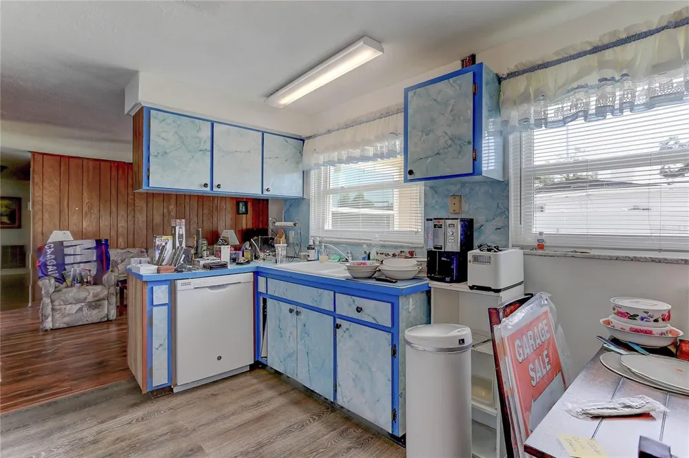 7703 LAKESIDE BOULEVARD Tampa, FL 33614