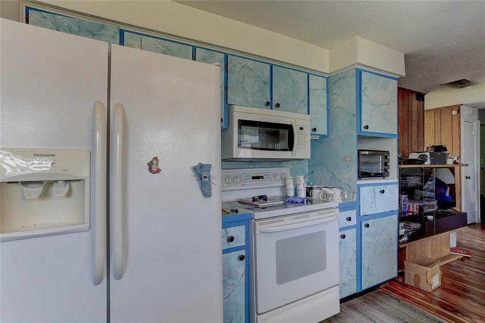 7703 LAKESIDE BOULEVARD Tampa, FL 33614