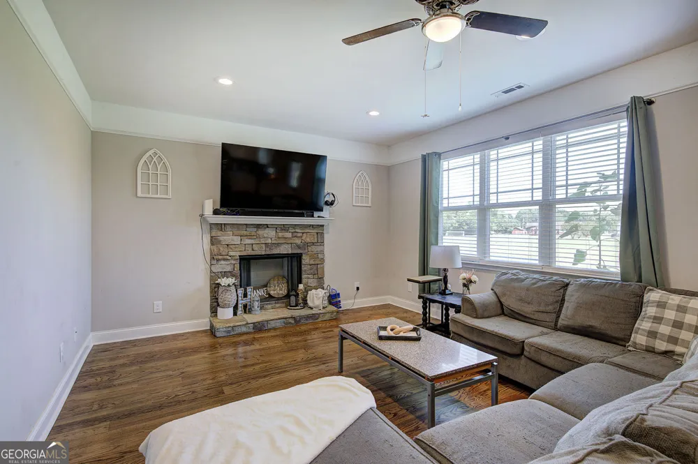 327 Larkspur DR SW Calhoun, GA 30701