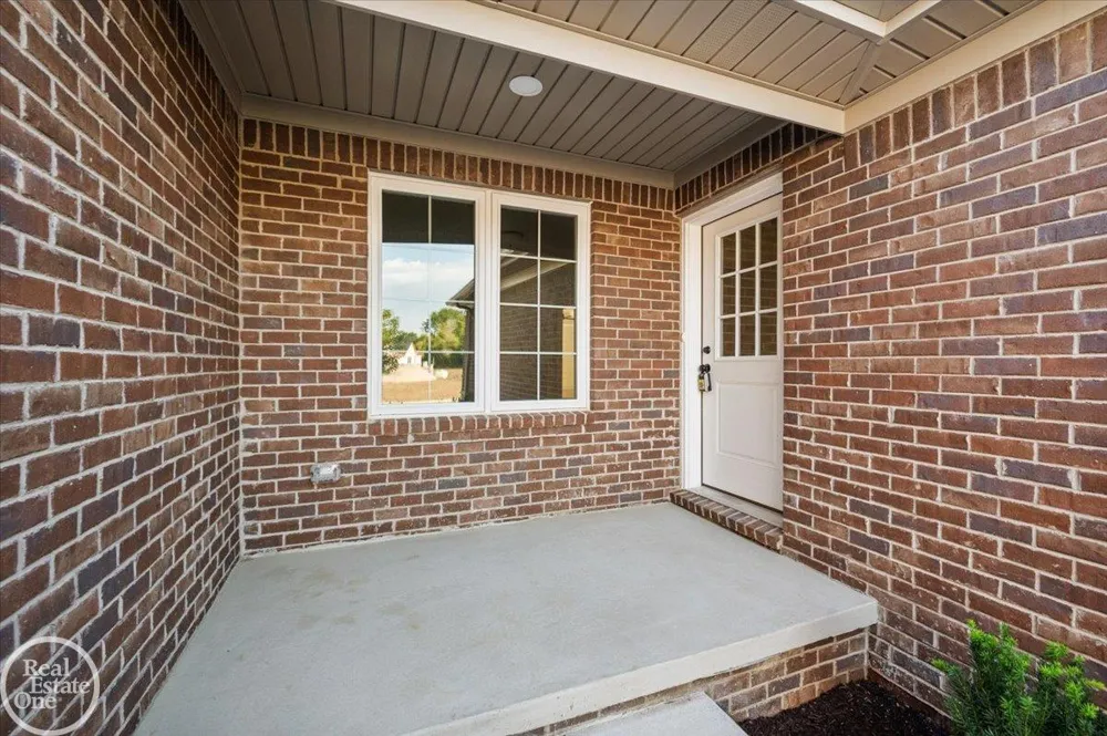 5804 Greenview Street Warren City, MI 48092