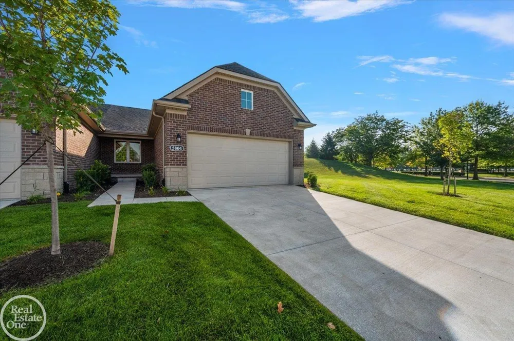 5804 Greenview Street Warren City, MI 48092