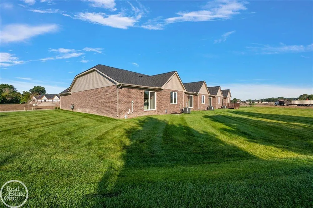 5804 Greenview Street Warren City, MI 48092