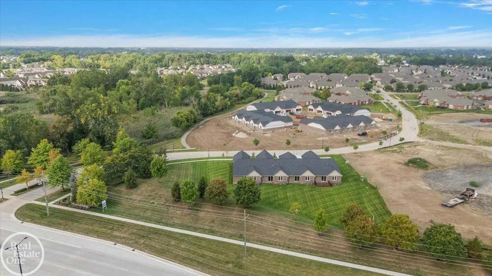 5804 Greenview Street Warren City, MI 48092