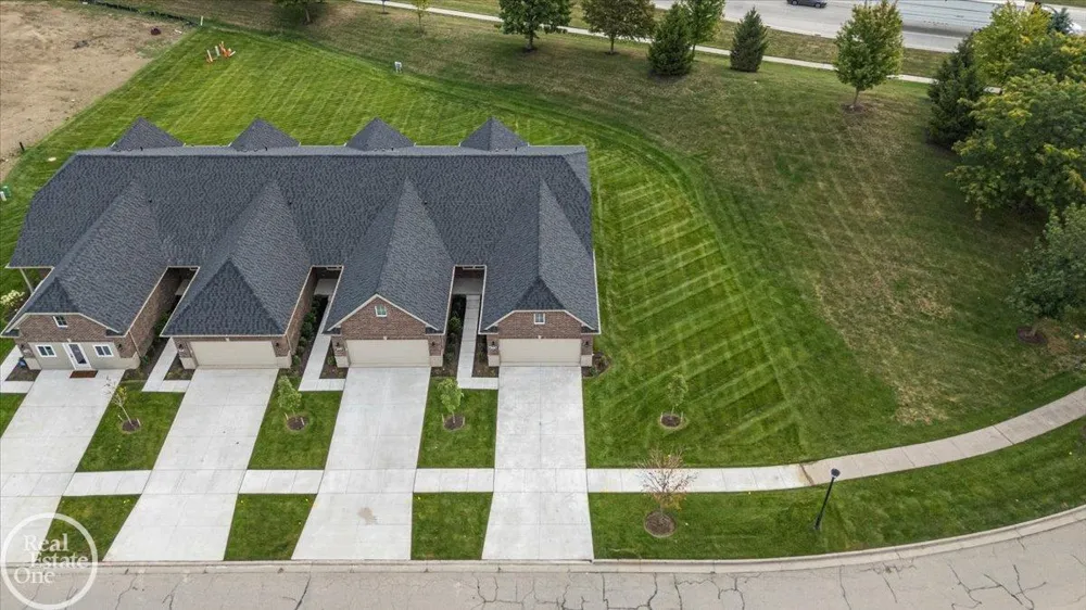 5804 Greenview Street Warren City, MI 48092