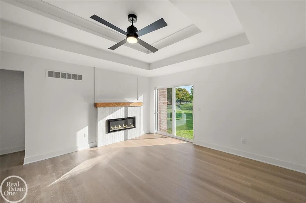 5804 Greenview Street Warren City, MI 48092