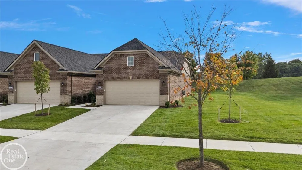 5804 Greenview Street Warren City, MI 48092