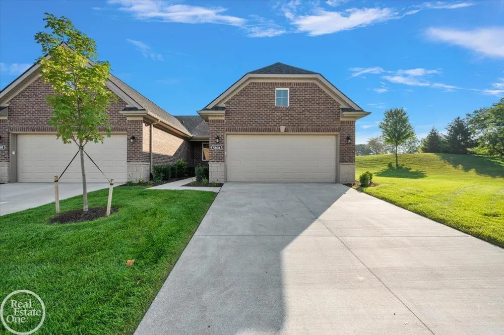 5804 Greenview Street Warren City, MI 48092