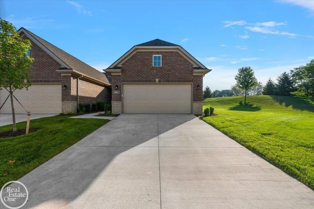 5804 Greenview Street Warren City, MI 48092