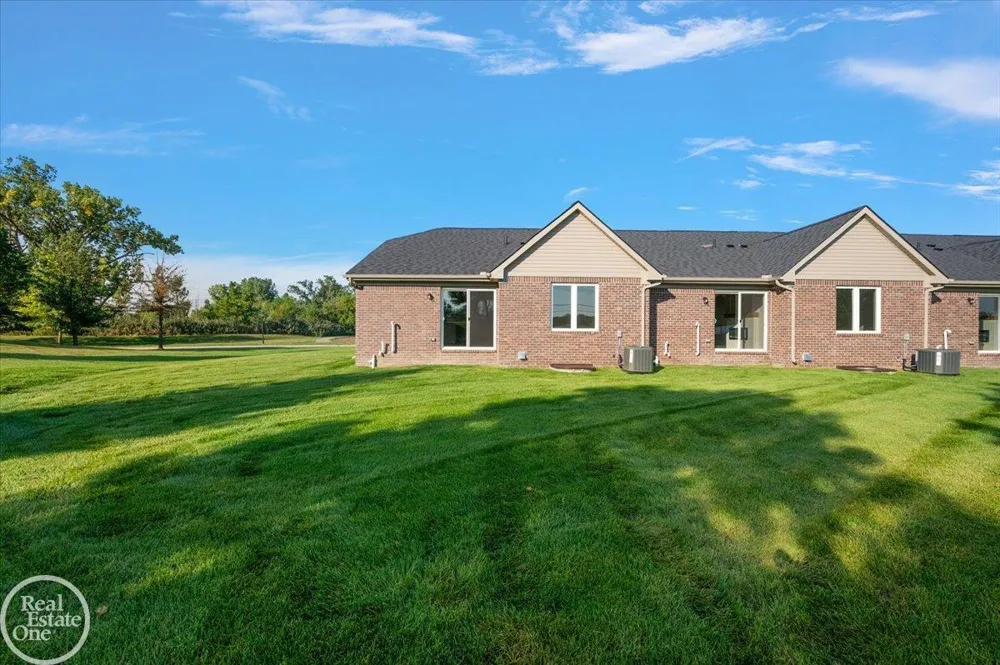 5804 Greenview Street Warren City, MI 48092