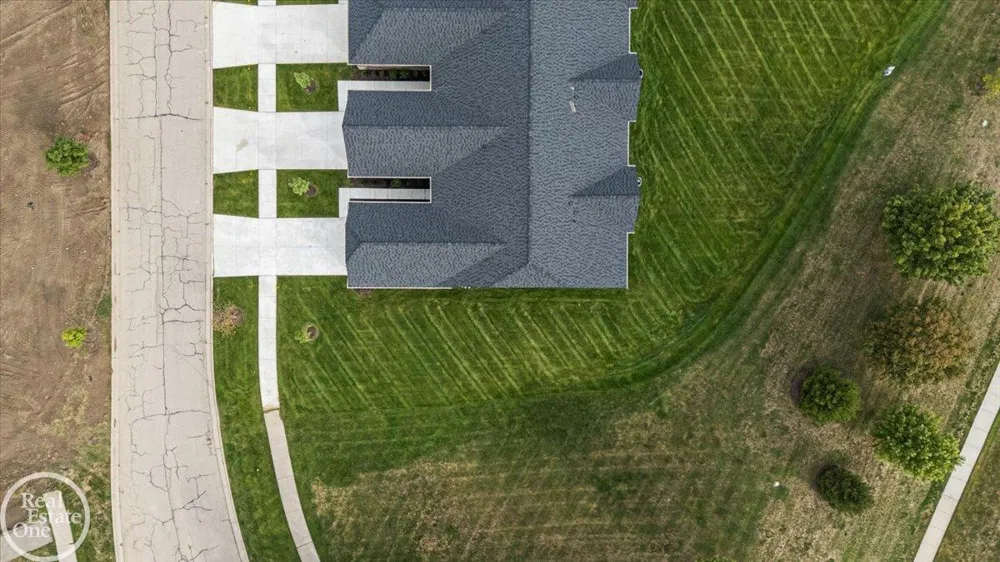 5804 Greenview Street Warren City, MI 48092