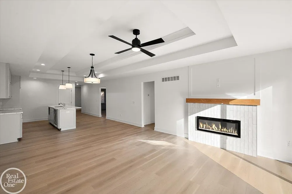 5804 Greenview Street Warren City, MI 48092