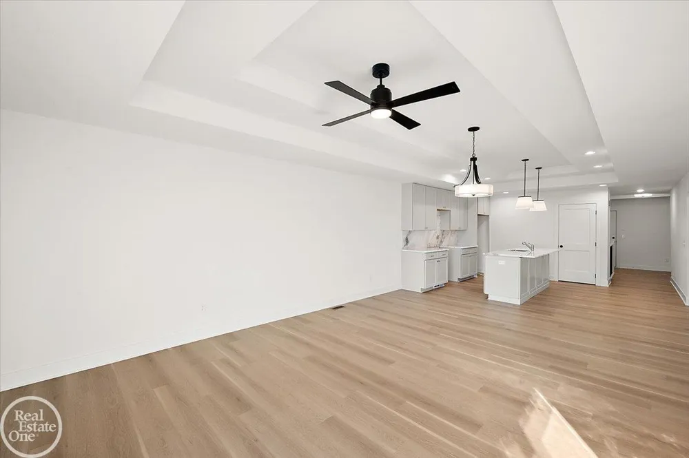 5804 Greenview Street Warren City, MI 48092