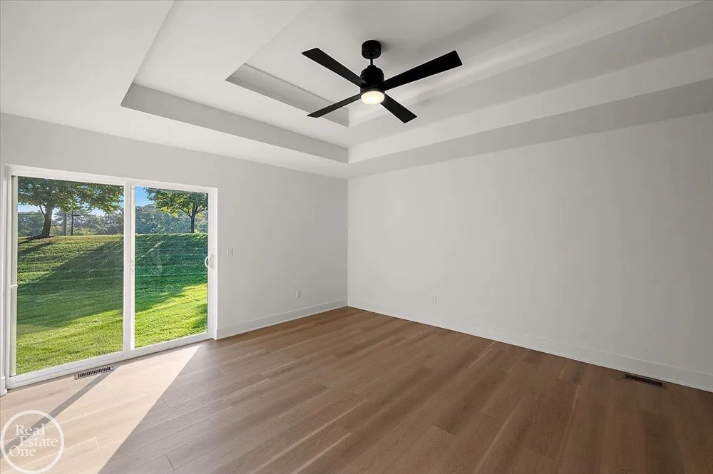 5804 Greenview Street Warren City, MI 48092