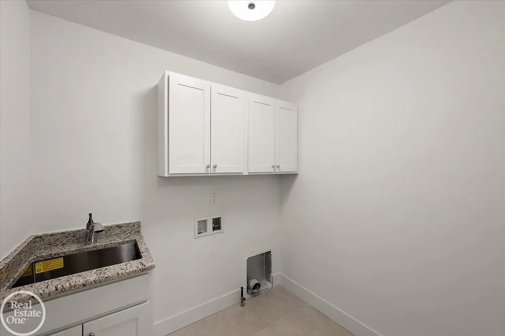 5804 Greenview Street Warren City, MI 48092