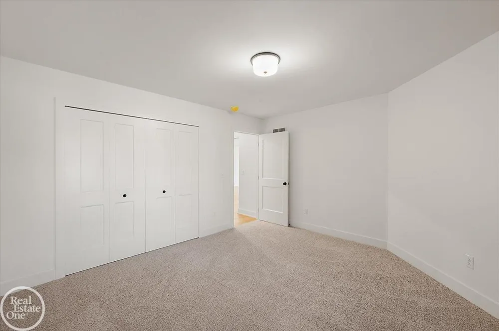 5804 Greenview Street Warren City, MI 48092