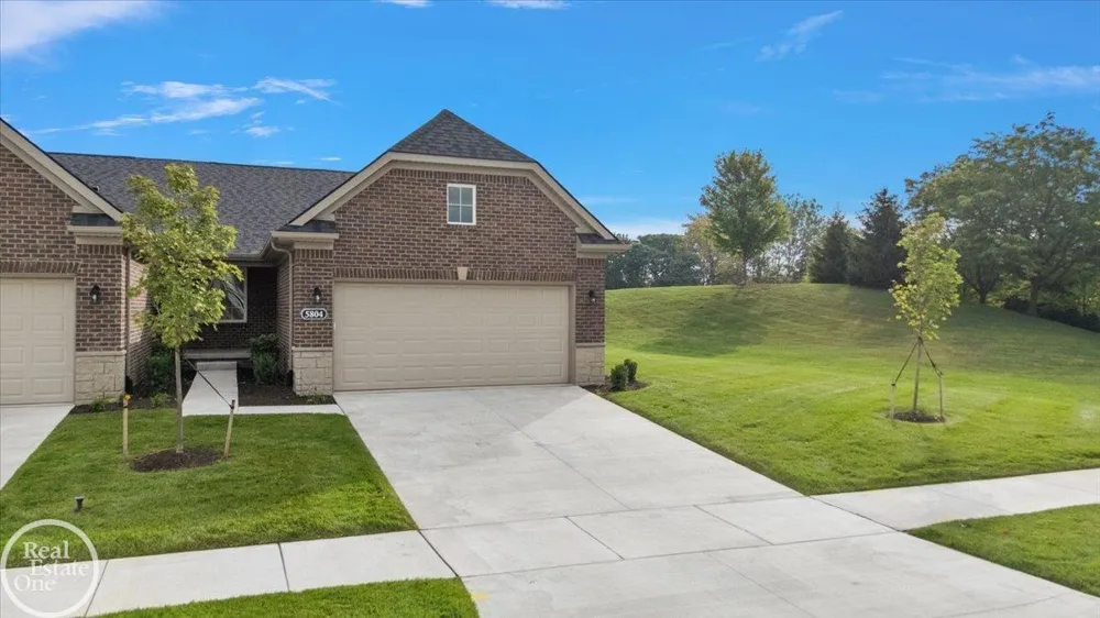 5804 Greenview Street Warren City, MI 48092
