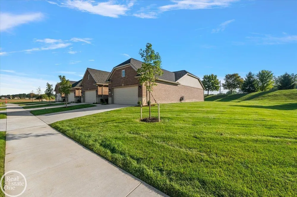 5804 Greenview Street Warren City, MI 48092