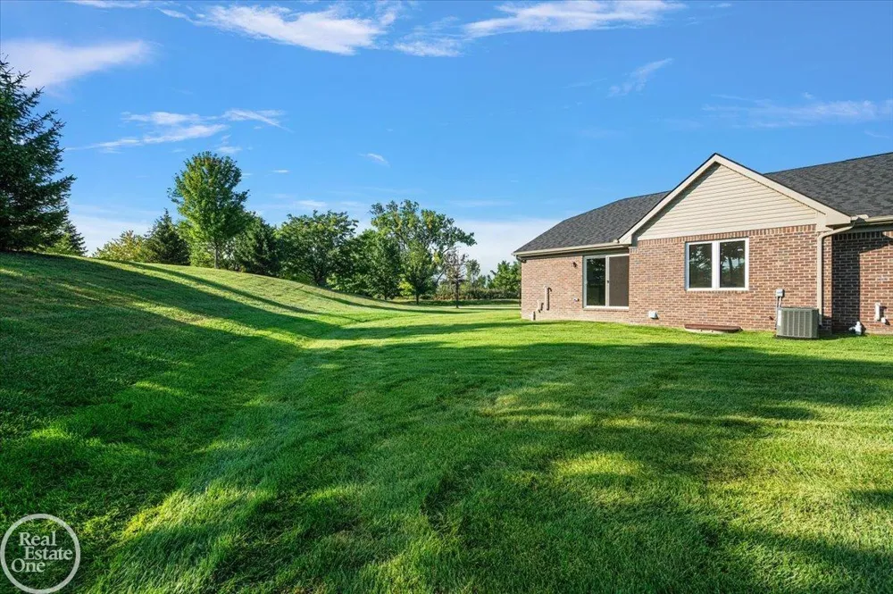 5804 Greenview Street Warren City, MI 48092