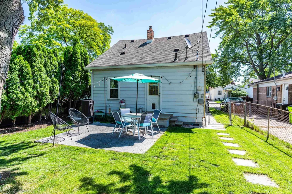 27547 Brinker Street Roseville City, MI 48066