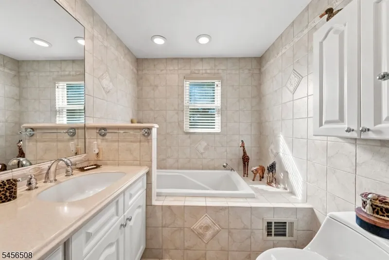 33 Waling Dr Wayne, NJ 07470