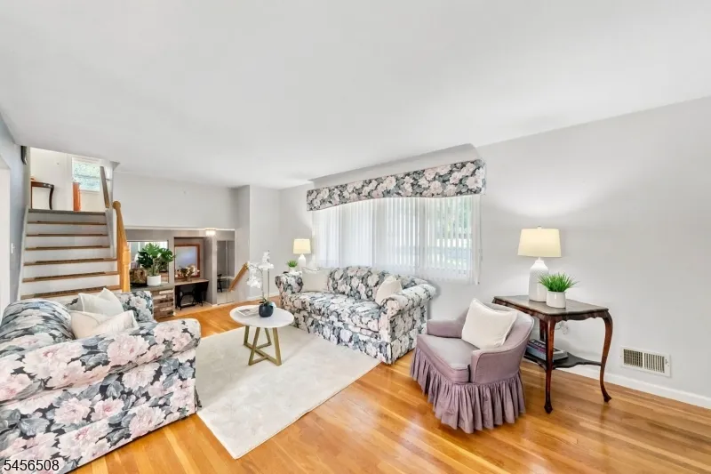 33 Waling Dr Wayne, NJ 07470