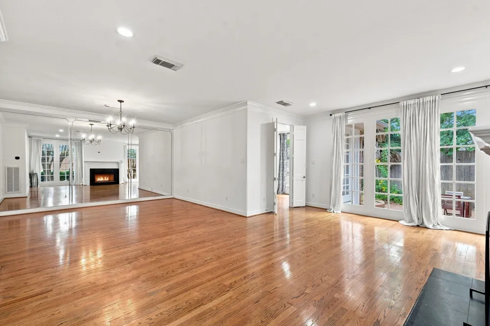 5597 Beverlyhill Street Houston, TX 77056