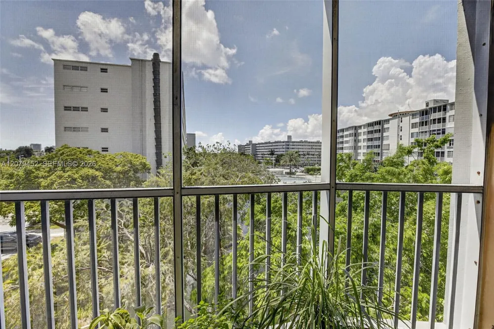 1770 NE 191st St #401-1 Miami, FL 33179