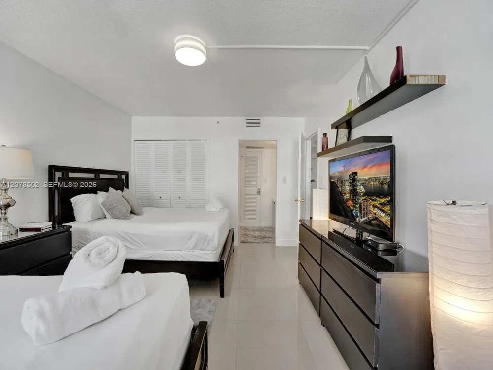 5225 Collins Ave #1516 Miami Beach, FL 33140