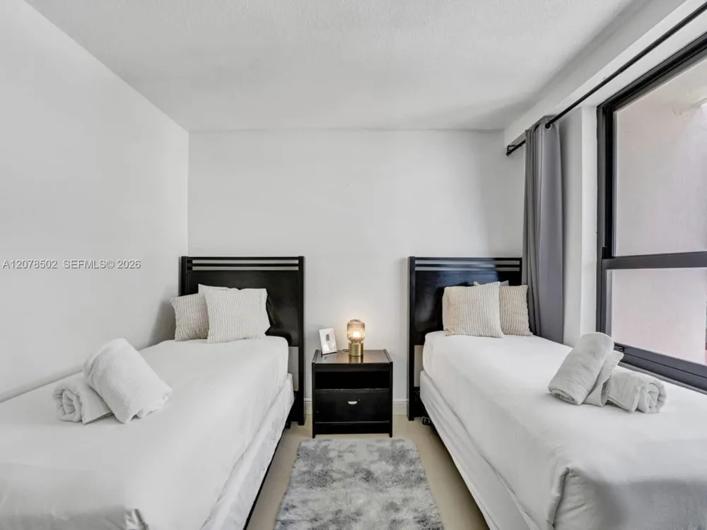 5225 Collins Ave #1516 Miami Beach, FL 33140