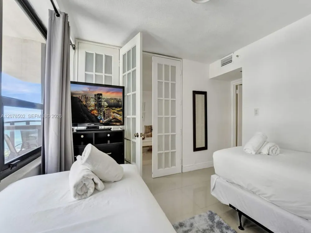 5225 Collins Ave #1516 Miami Beach, FL 33140