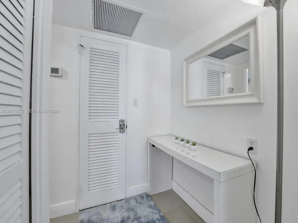 5225 Collins Ave #1516 Miami Beach, FL 33140