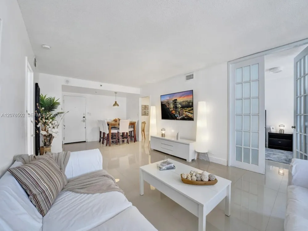 5225 Collins Ave #1516 Miami Beach, FL 33140