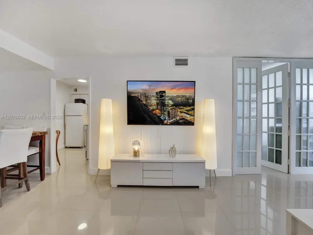 5225 Collins Ave #1516 Miami Beach, FL 33140