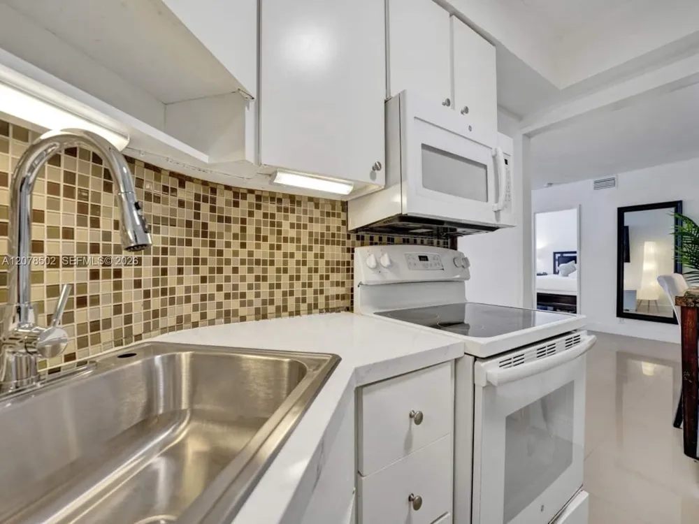 5225 Collins Ave #1516 Miami Beach, FL 33140