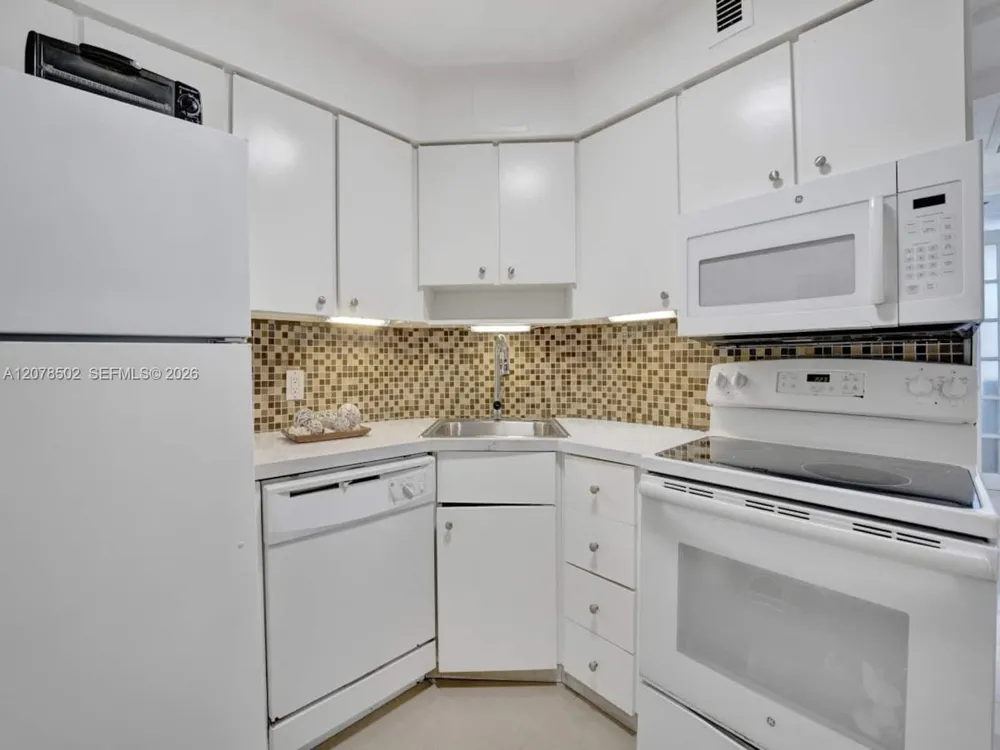 5225 Collins Ave #1516 Miami Beach, FL 33140
