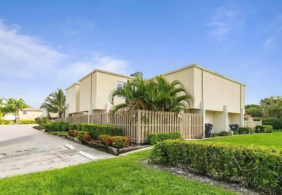 1520 SHAKER CIRCLE Wellington, FL 33414