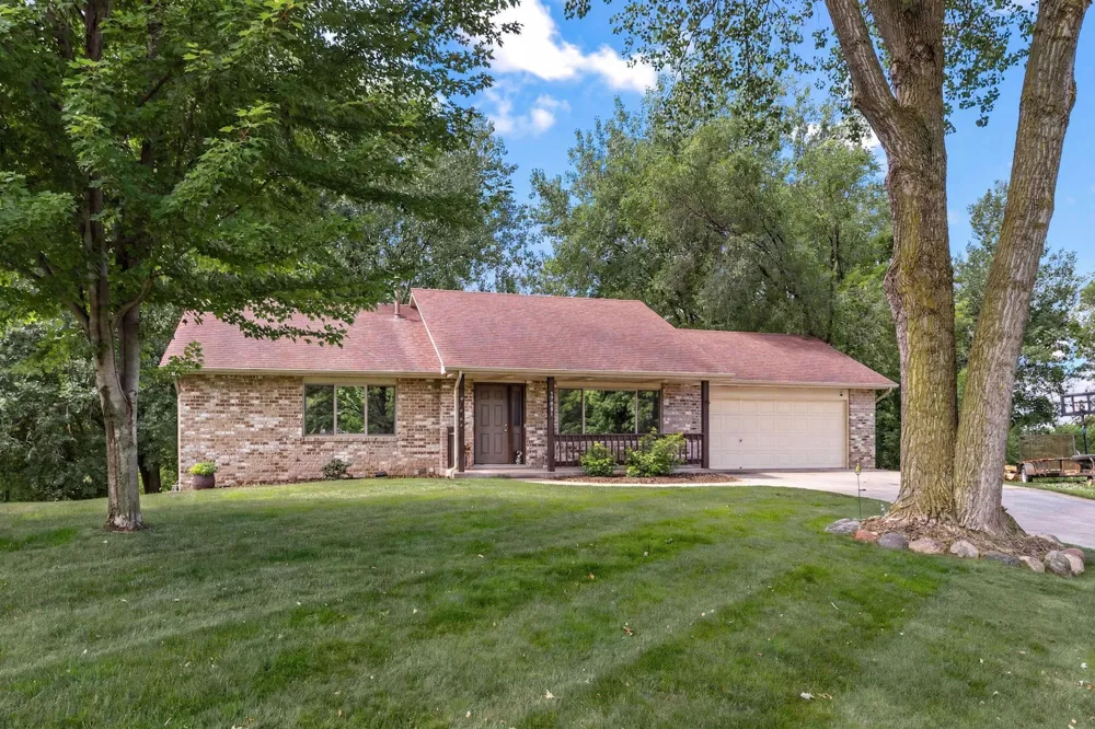 17781 Jasper Court Lakeville, MN 55044