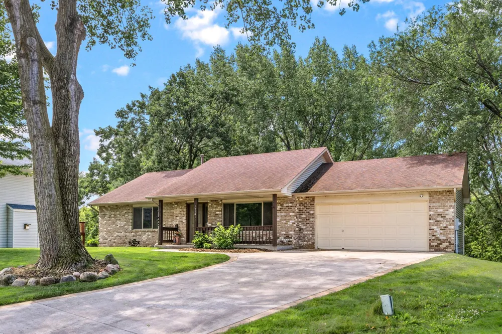 17781 Jasper Court Lakeville, MN 55044