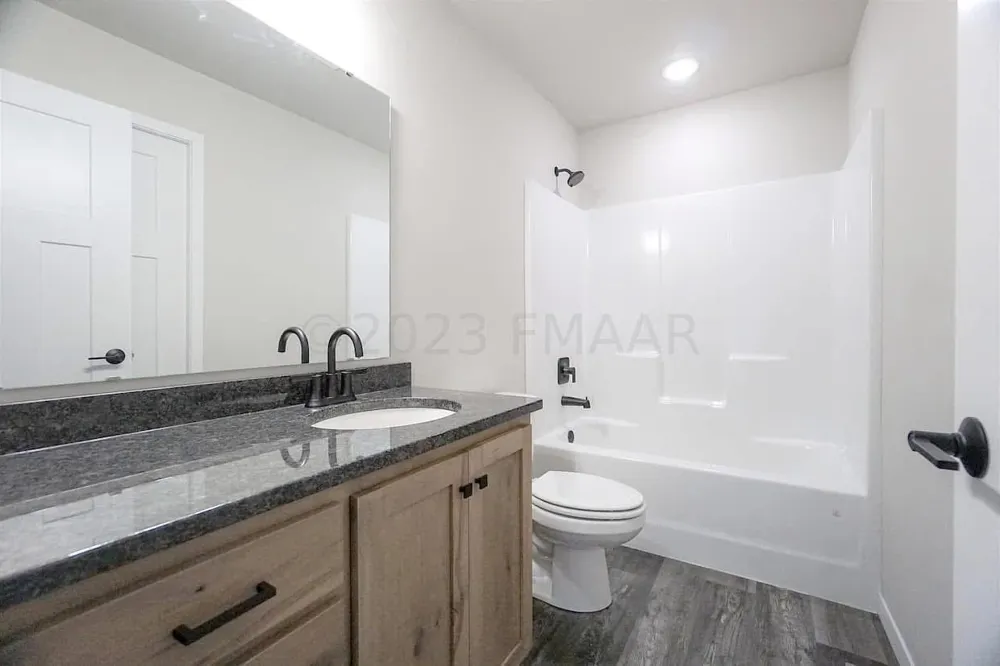 1637 10th Avenue S Fargo, ND 58103