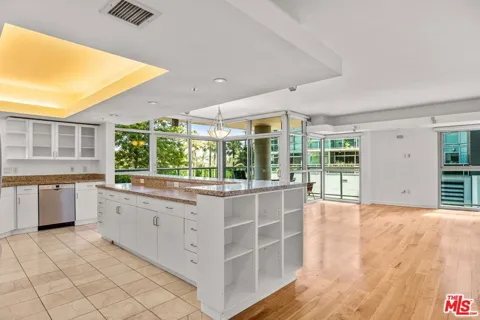 13700 Marina Pointe Drive #324