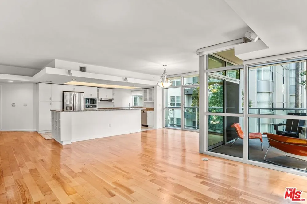 13700 Marina Pointe Drive #324 Marina del Rey, CA 90292